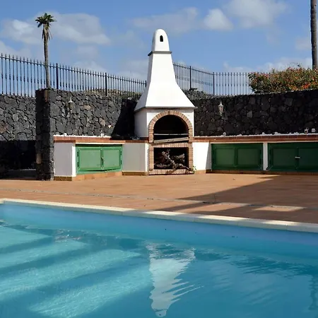 Charming Chalet In Yaiza With Fireplace & Pool 샬레 *