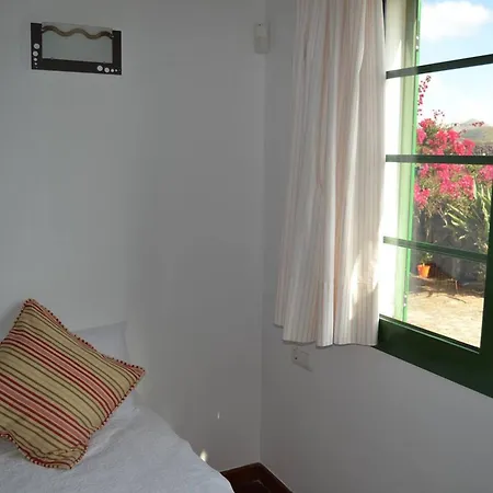 Charming Chalet In Yaiza With Fireplace & Pool 샬레 야이자